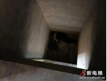 湖南一裝空調的男子意外墜入自建房電梯井！不幸身亡！